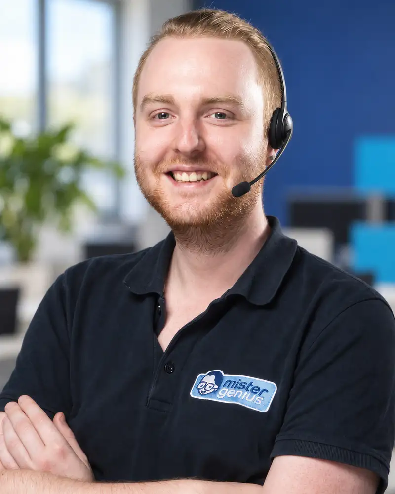 Antoine, Mister Genius IT consultant, portrait vertical