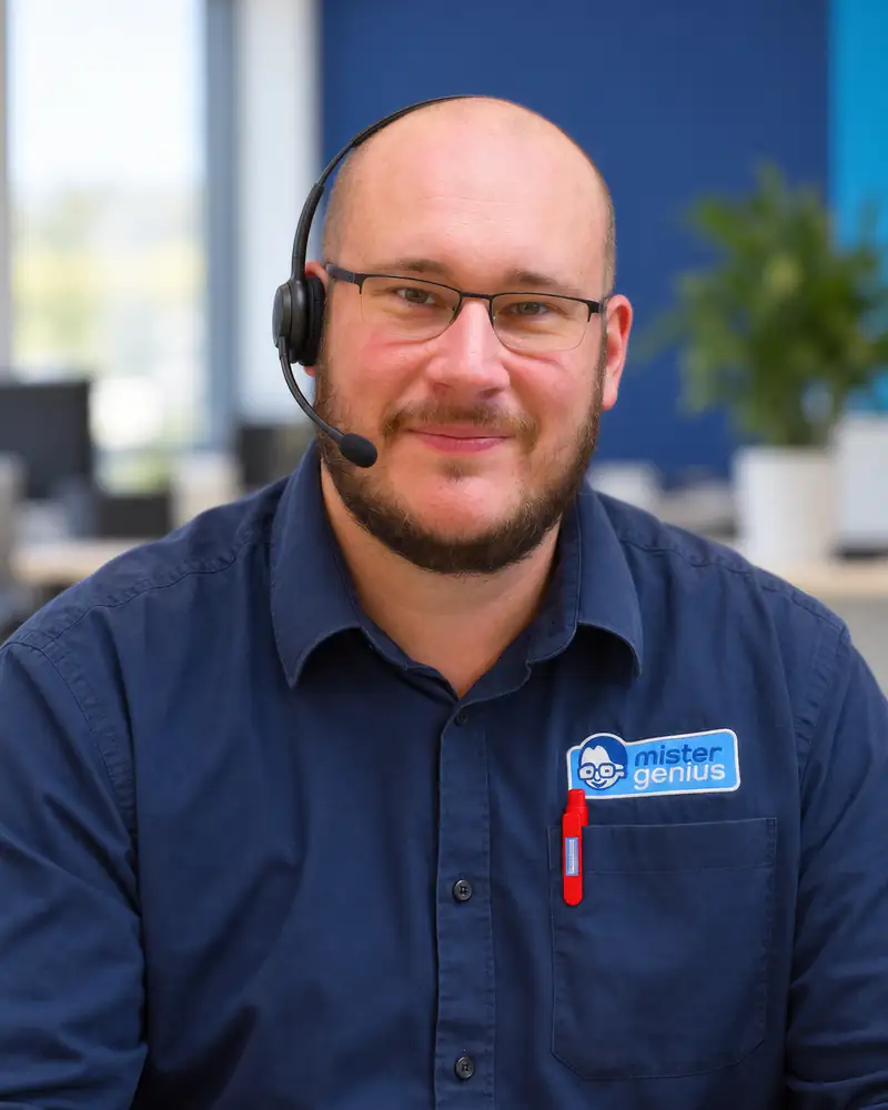 Benoit, Mister Genius IT consultant, portrait vertical