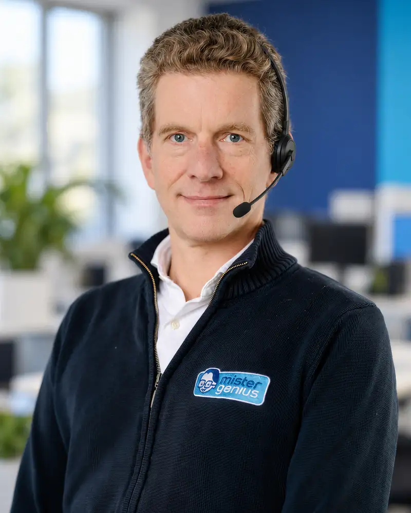 Olivier, Mister Genius IT consultant, portrait vertical