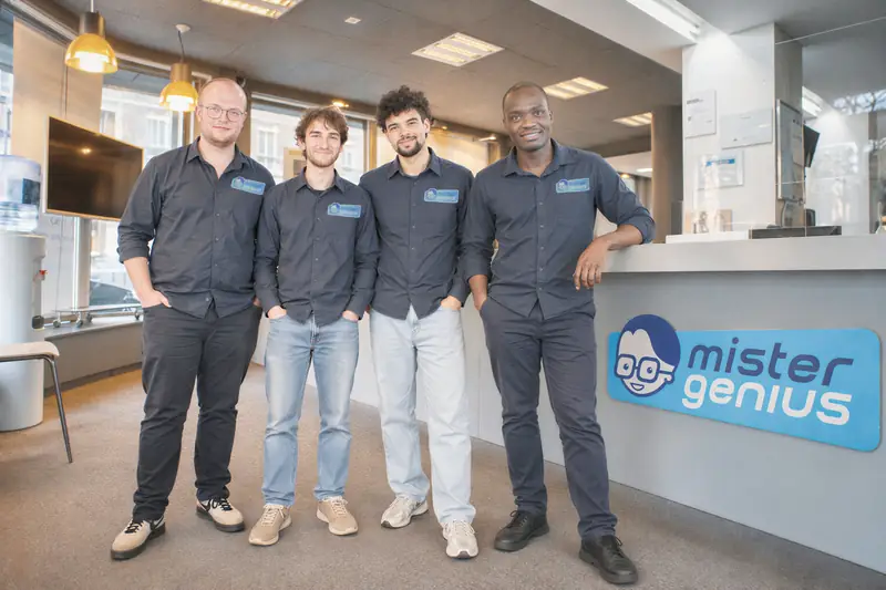 Het team van de Mister Genius-winkel in Elsene voor de toonbank