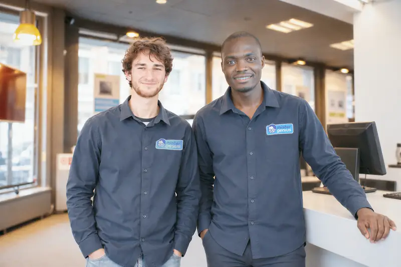 Twee teamleden van Mister Genius in de ontvangstruimte van de winkel in Elsene