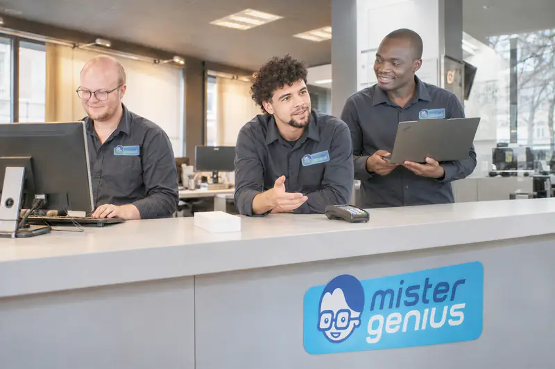 Technici van Mister Genius aan de toonbank van de winkel in Elsene