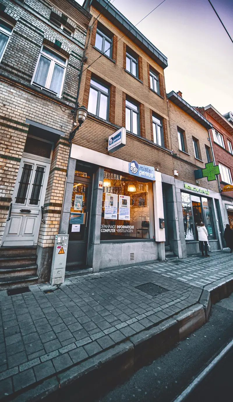 Street leading to Mister Genius store, Jette, display in perspective