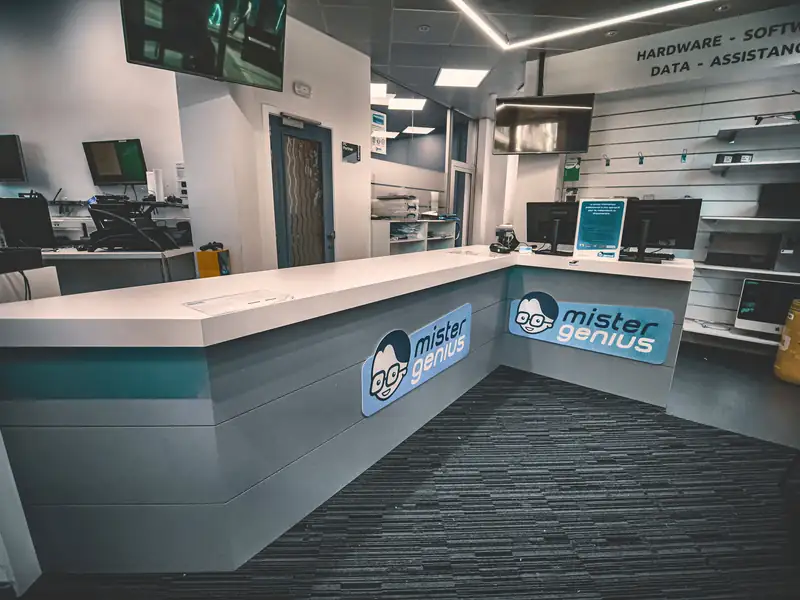 L-shaped counter at Mister Genius, Woluwe-Saint-Lambert