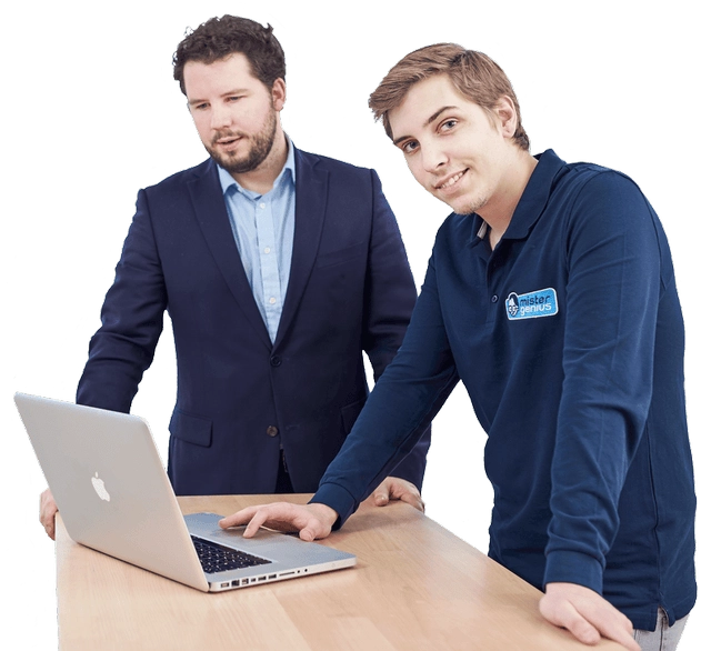 Technicien Mister Genius offrant un support informatique à un client professionnel avec un ordinateur portable, Bruxelles