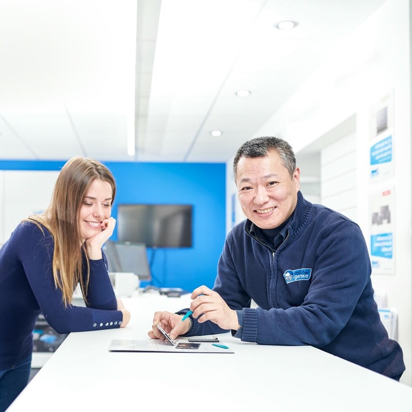 deux techniciens homme femme réparation smartphone